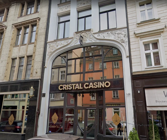 Kasyno przy Ruskiej 6/7 jest jednym z trzech miejsc wrocławskich należących do sieci Cristal Casino, która operuje w ramach Casinos Poland. Jest <b>otwarte całą dobę</b> i ma niewątpliwy atut w postaci lokalizacji w Starym Mieście, nieopodal rynku. Cristal Casino